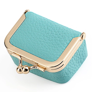 Détail d'une mini pochette en cuir bleu Tiffany avec cadre métallique doré et fermoir