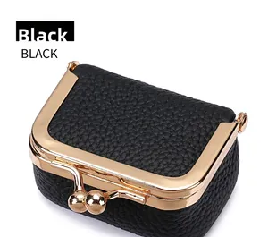 Vue détaillée de la pochette à bijoux en cuir noir avec fermoir baiser doré brillant