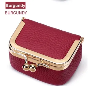 Détail de la pochette à bijoux en cuir bordeaux avec fermoir doré en métal brillant