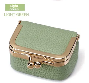 Mini pochette en cuir grainé vert clair avec cadre et fermoir doré à clic rétro