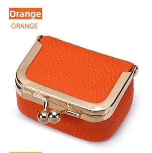 Vue détaillée du porte-monnaie en cuir grainé orange avec fermoir métallique doré
