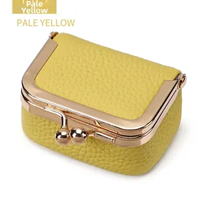 Vue détaillée du mini porte-monnaie en cuir jaune pâle avec fermoir en métal or rose