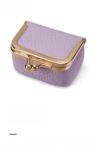 Détail de la pochette à bijoux en cuir lavande avec fermoir en métal doré poli