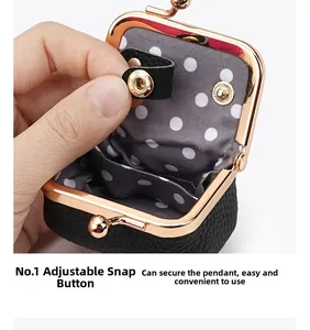 Détail d'une pochette à bijoux en cuir avec bouton-pression et doublure à pois