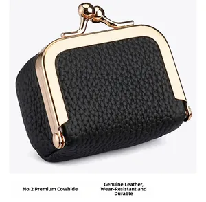 Détail du porte-monnaie en cuir grainé noir vintage avec fermoir en métal doré robuste