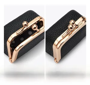 Vue détaillée de la pochette à bijoux en cuir noir avec fermoir métallique doré