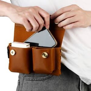 Detail der Gürteltasche aus Crazy-Horse-Leder mit Fächern für Handy und Zubehör