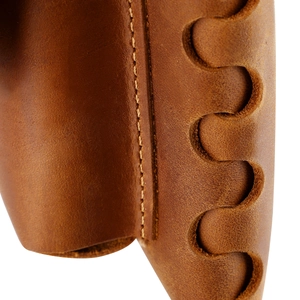 Detail der Gürteltasche aus Crazy-Horse-Leder mit feiner Handnaht und gewellten Kanten