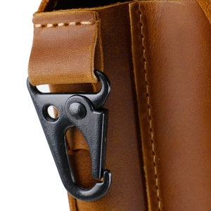 Detail der Handy-Gürteltasche aus Crazy-Horse-Leder mit Metallhaken und gelber Naht