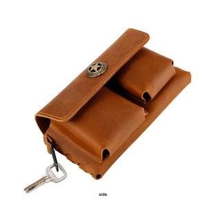Seitenansicht der Gürteltasche aus Crazy-Horse-Leder mit Doppeltaschen und Sternschnalle