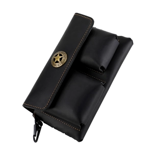 Makro-Detail der Crazy-Horse-Leder-Gürteltasche mit orangefarbenen Nähten und Metallstern