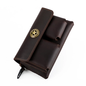 Nahaufnahme der braunen Crazy Horse Leder Bauchtasche mit Sternverzierung und Karabiner