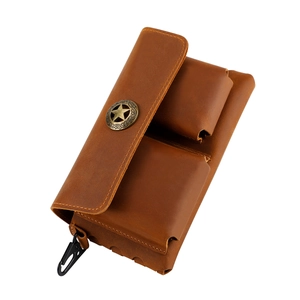 Makroaufnahme der Crazy-Horse-Leder Gürteltasche mit Vintage Stern-Niet und gelber Naht