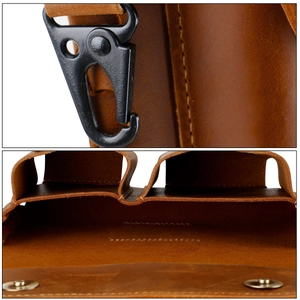 Details der braunen Leder-Gürteltasche mit Metallschnalle und internen Doppelfächern