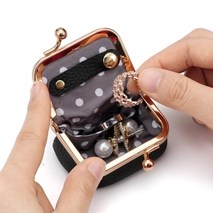 Mini pochette à bijoux en cuir noir avec fermoir en or rose et doublure à pois