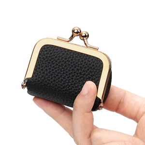 Porte-monnaie en cuir noir à motif litchi avec fermoir clic-clac doré chic