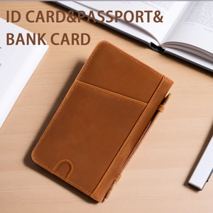 Porte-passeport rétro en cuir crazy horse avec coutures contrastées sur bureau en bois