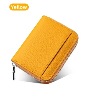 Dettaglio porta carte in pelle martellata gialla con zip argento e tasca frontale esterna
