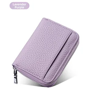 Dettaglio portamonete in pelle lavanda con cerniera e scomparto laterale per carte