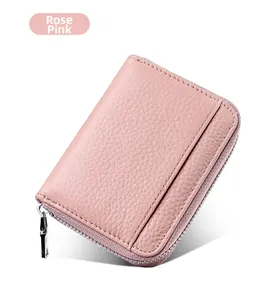 Dettaglio del portamonete in vera pelle rosa polvere con trama a grana e zip