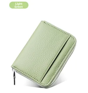 Dettaglio porta carte in pelle verde chiaro a grana litchi con chiusura a zip continua