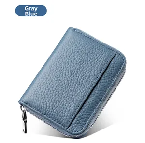 Dettaglio del portamonete in vera pelle grigio-blu con cerniera metallica e slot per carte