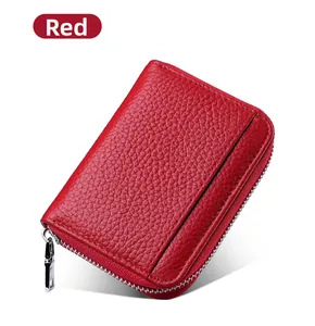 Dettaglio portamonete in pelle rossa con cerniera a U in metallo e slot per carte esterno