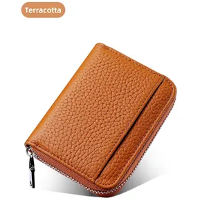 Mini portafoglio in vera pelle giallo terra con grana e slot per carte anteriore