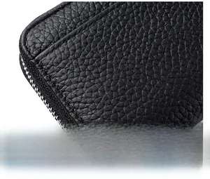 Dettaglio in pelle nera a grana di litchi con doppie cuciture precise e resistenti