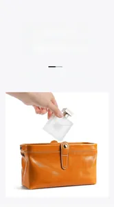 Borsa da toilette in pelle marrone capiente con chiusura in argento e cuciture bianche