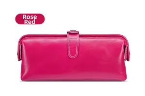 Dettaglio della borsa da toilette in pelle cerata rosso rosa con cuciture bianche e fibbia
