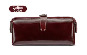 Dettaglio del beauty case in pelle cerata marrone caffè con chiusura in metallo e cuciture
