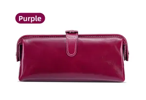 Dettaglio del beauty case in pelle cerata viola con cuciture a contrasto e fibbia in metallo