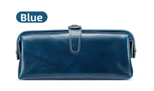 Dettaglio della borsa in pelle cerata blu con cuciture bianche e chiusura in metallo