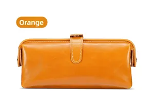 Dettaglio del beauty case in vera pelle marrone con cuciture bianche e chiusura in metallo