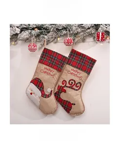 Detail von Weihnachtssocken aus Sackleinen mit Weihnachtsmann und Rentier Motiv Bestickung