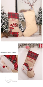 Detail von Sackleinen-Weihnachtsstrumpf mit rot-grüner Karomanschette und Stickerei-Verzierung