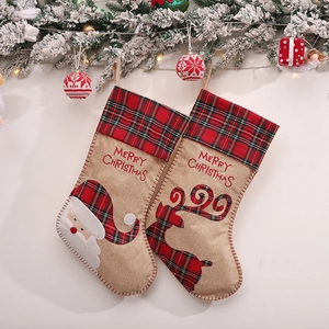 Weihnachtssocken aus Sackleinen mit Weihnachtsmann und Rentier Mustern und Karomuster