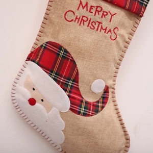 Weihnachtsstrumpf aus Leinen mit Weihnachtsmann-Patchwork und Stickerei-Details