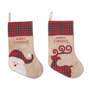 Weihnachtssocken aus Sackleinen mit Rentier- und Weihnachtsmann-Applikation und Karo-Muster