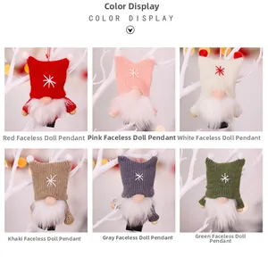 Vue détaillée de six gnomes de Noël en tricot avec broderies de flocons sur les bonnets