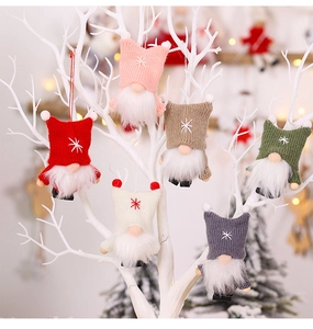 Détail des ornements gnomes de Noël en tricot faits main avec broderies flocons et fourrure