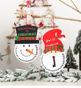 Detalle de los calendarios de adviento de fieltro de Papá Noel y Muñeco de nieve