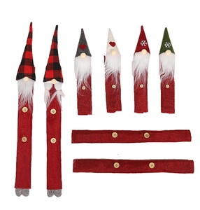 Detalle de 8 fundas navideñas para manijas de refrigerador en arpillera roja con gnomos