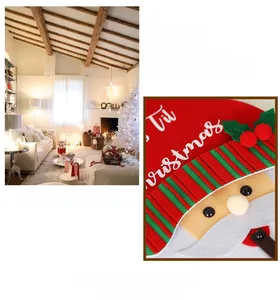Detalle de la bolsa de regalo de Navidad roja con estampado de Papá Noel y pompones suaves