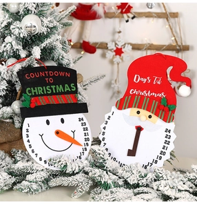Detalle del calendario de adviento de fieltro con Papá Noel y muñeco de nieve para Navidad
