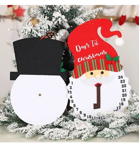 Detalle de los calendarios de Adviento de Navidad con adornos de fieltro de Papá Noel