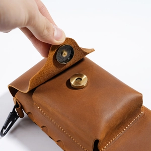 Handgefertigte braune Gürteltasche aus Crazy-Horse-Leder mit Magnetverschluss
