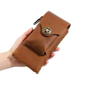 Retro Handy-Gürteltasche aus Crazy-Horse-Leder mit Metallstern und Karabiner