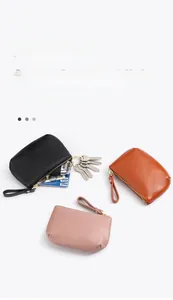 Drei Mini-Lederbörsen in Schwarz, Braun und Rosa für Schlüssel und Karten im Detail